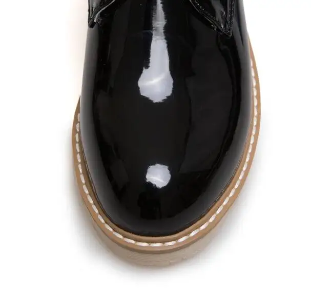 Модная повседневная обувь на шнуровке в винтажном стиле; женские демисезонные оксфорды из лакированной кожи с круглым носком на плоской подошве; женская обувь; большие размеры