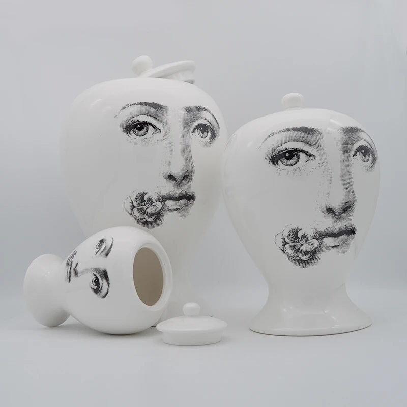 Fornasetti جرة السيراميك مجردة الوجه نمط زجاجة الحلوى تخزين وعاء مع غطاء المنزل صندوق مزخرف الشاي قنابل موزع Fornasetti جرة السيراميك مجردة الوجه نمط زجاجة الحلوى تخزين وعاء مع غطاء المنزل صندوق مزخرف الشاي قنابل موزع