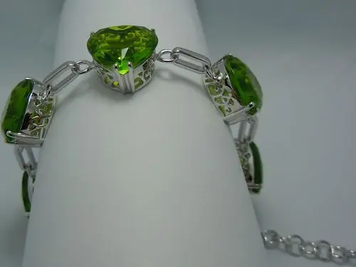 

Free delivery service delivery Victorian heart-shaped peridot 925 silver bracelet