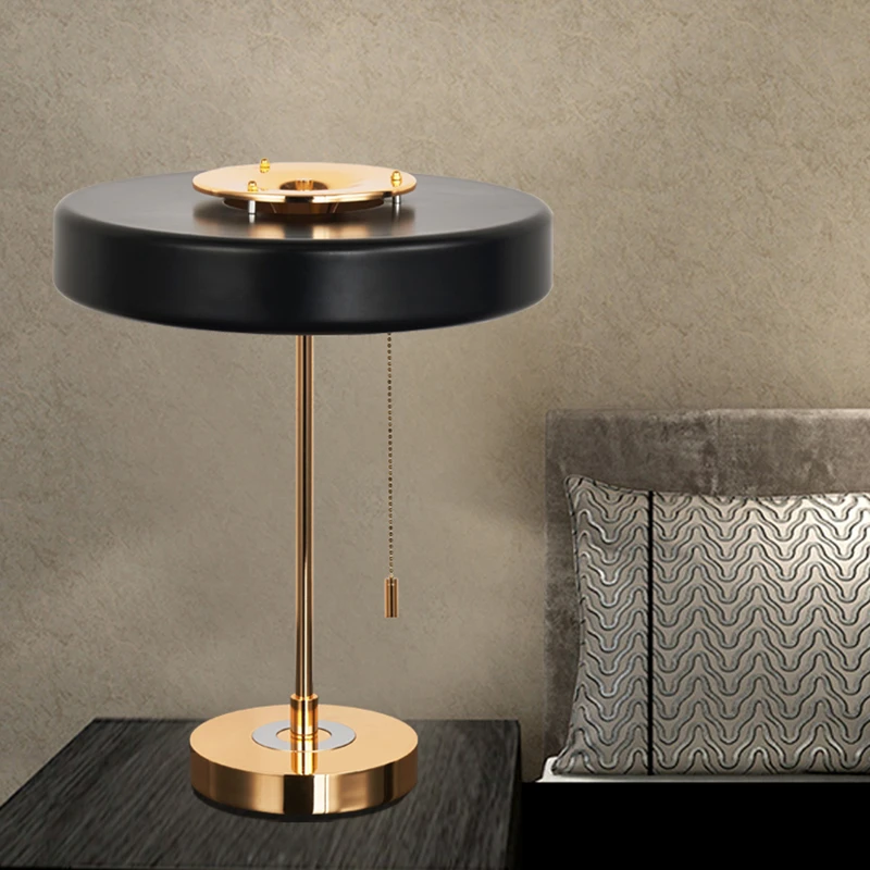 Простая Современная прикроватная настольная лампа для спальни, креативная мода, скандинавский бар, кафе, гостиная, металлическая декоративная лампа