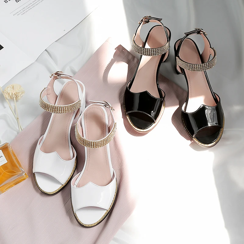 

Dating leisure fashion one-button buckle with cow leather patent leather sandals