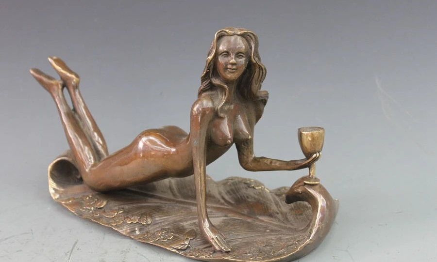 

Decoration Art sculpture Bronze carved nude belle drink on Banana leaves a 0518