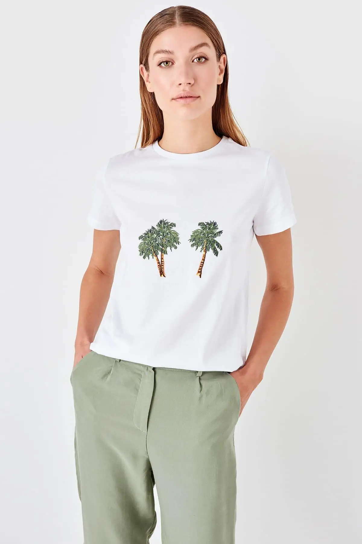 

Trendyol White Embroideried Basic Knitted T-Shirts TWOSS19TS0505