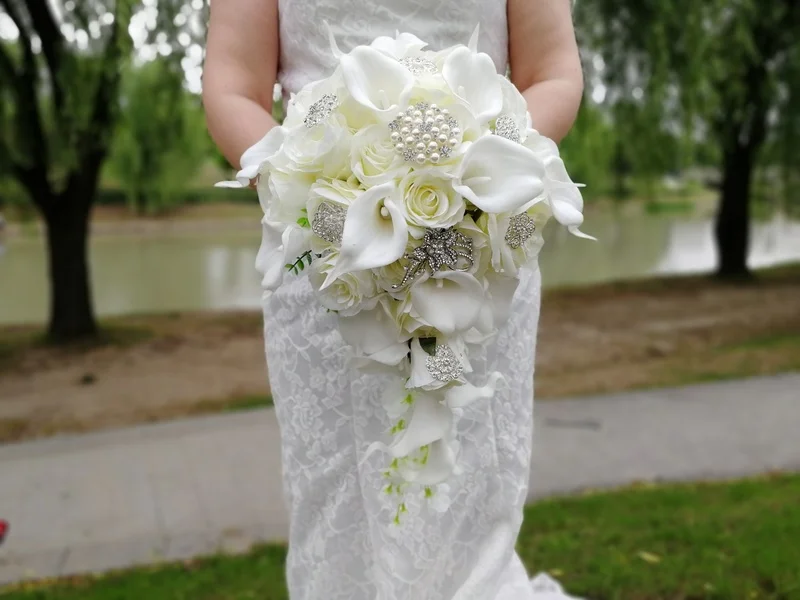 New Waterfall Ivory Cascading Flowers Calla Bridal Bouquets Artificial Pearls Crystal Wedding Bouquets Bouquet De Mariage Rose