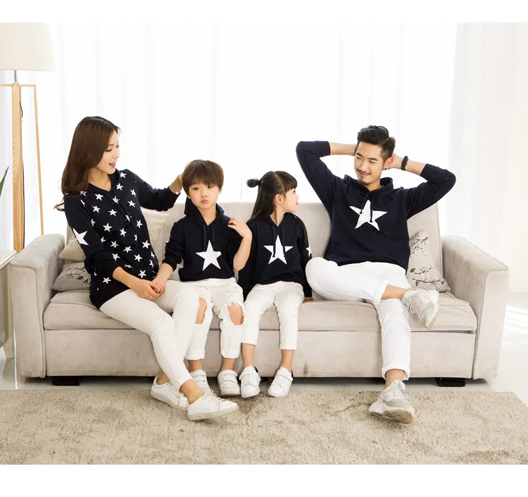 Семейные комплекты для папы, мамы, дочери и сына семейная одежда хлопковые толстовки с капюшоном наряды звезды Стиль