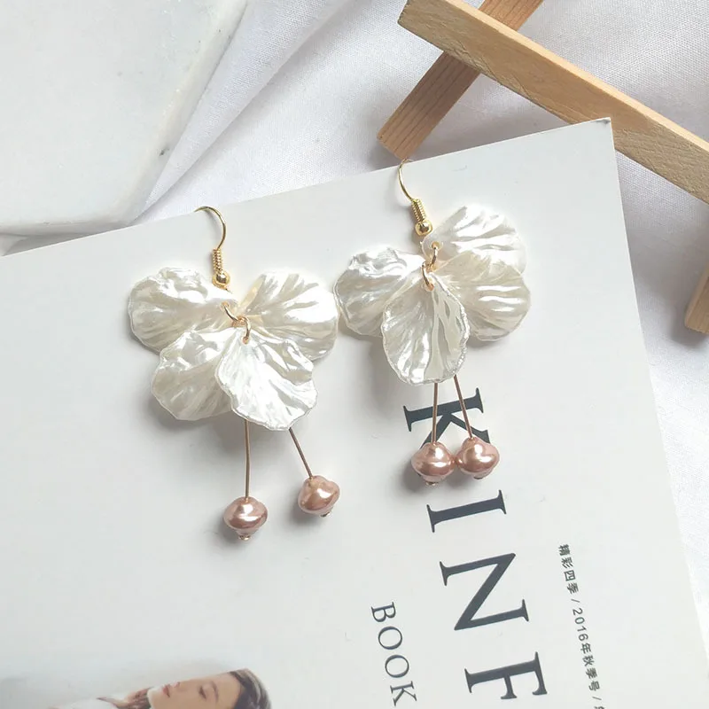 

2019 Korean Fashion Petal Drop Dangle Earrings For Women Simple Pearl Earrings Wedding Party Vintage Gifts Bohemian Bijoux