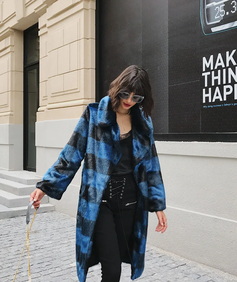 blue plaid Стильное клетчатое пальто из искусственного меха с большим отворотом зимние женские куртки из искусственного меха контрастного цвета свободная верхняя одежда средней длины 2 цвета - Цвет: blue plaid