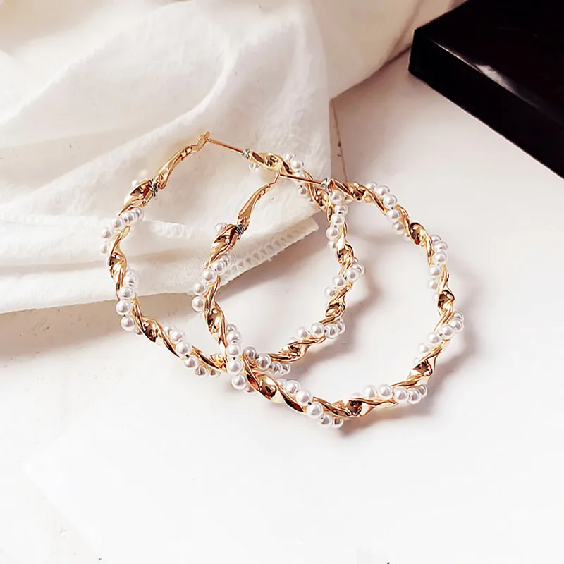 

Dominated Women New Style Exaggerated Fashion Pearl Earrings Personality Gold Geometry Hoop Earrings Jewelry