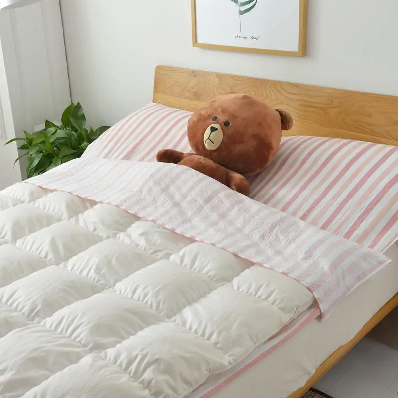 Traveling dirty sleeping bags brings a healthy sleep, sheets and quilt cover are together