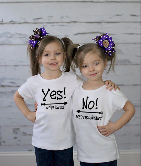Да, мы близнецы и нет, мы не идентичные белые детские футболки близнецы, мальчики, девочки, подарок на день рождения, одежда для близнецов забавная одежда