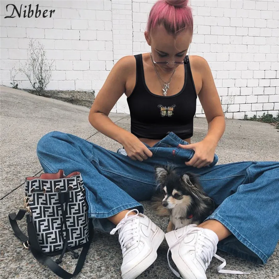 Женский укороченный топ Nibber белый однотонный без рукавов с вышитой бабочкой
