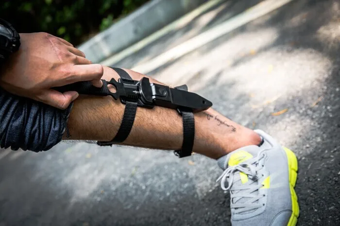 тату автомат на ноге. нож в ноге. кобура для ножа на ногу. кобура для ножа на ногу. ножны на ногу.