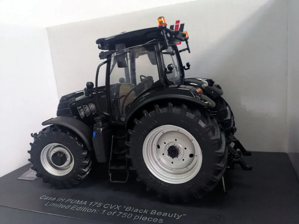 UH5381 1:32 чехол IH MAXXUM 175 трактор черный красота без оригинальной коробки