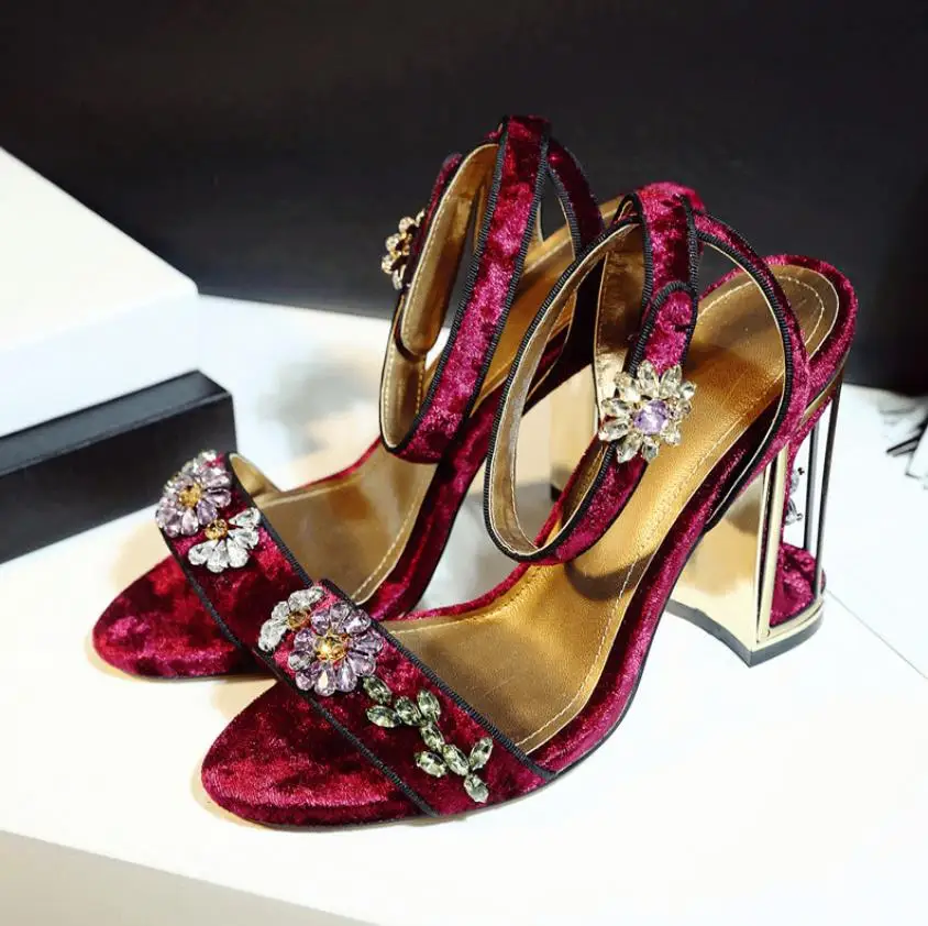 

Summer new European and American fashion thick and golden velvet embroidery flower high-heeled sandals