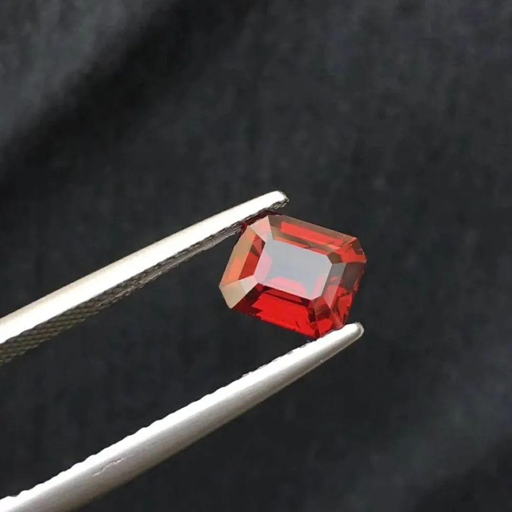 

exquisite Jewellery ,Burma non fire pigeon red spinel,Color super beauty,Weight 1.5Ct,Specification 7x5.9x3.8mm