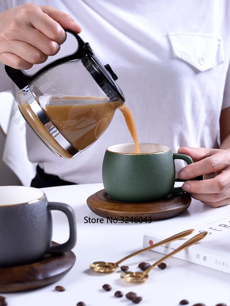 Креативная Европейская керамическая чашка с матовой поверхностью, кофейная чашка и блюдце, набор для домашнего послеобеденного чая, красная чайная чашка с деревянной крышкой, ложка