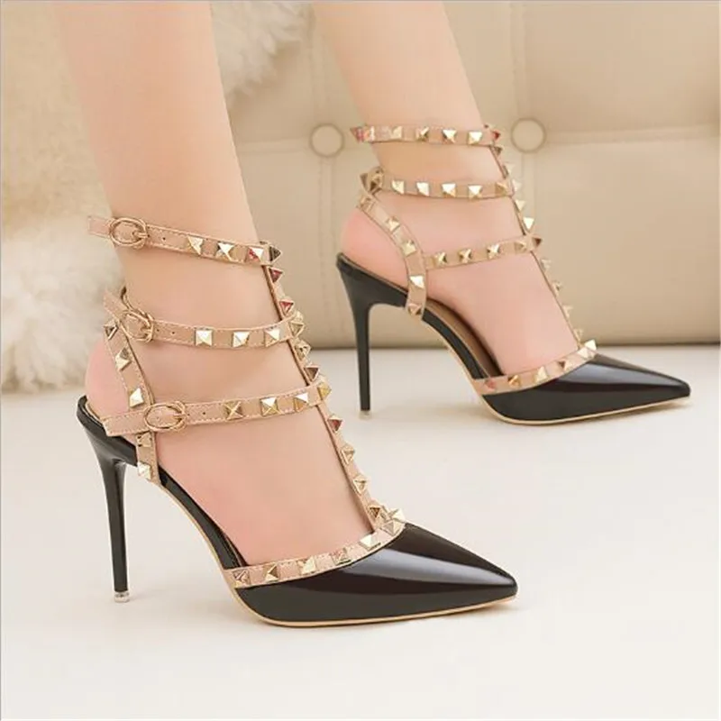 Baratos Nuevo verano tobillo remache hebilla moda sandalias de mujer charol tacones altos mujeres zapatos de boda rojo mujer Sexy fiesta bombas