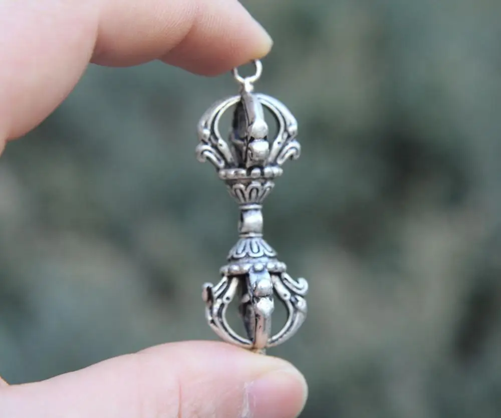 

Chinese Tibet Silver Four Petal Dorje Vajra-pest Amulet Pendant Necklace 6 CM