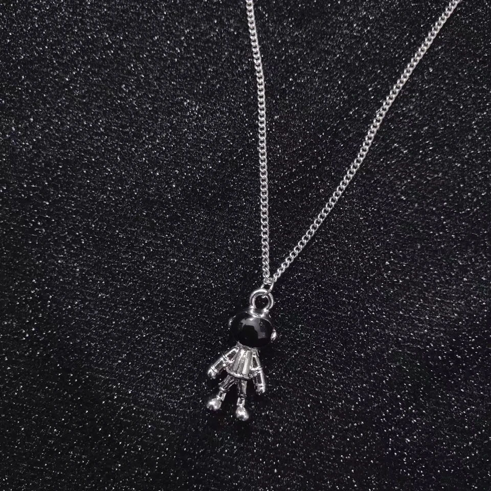

European and American famous astronaut Necklace autumn new sweater chain personality Street pat small crowd neck jewelry astrona
