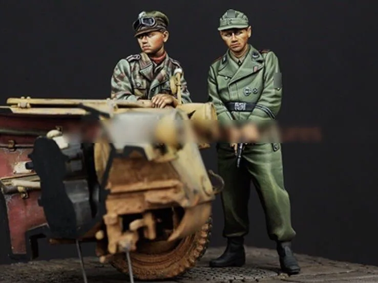 

1/35 Resin Figures WWII German Soldiers 2pcs/set (no tank)