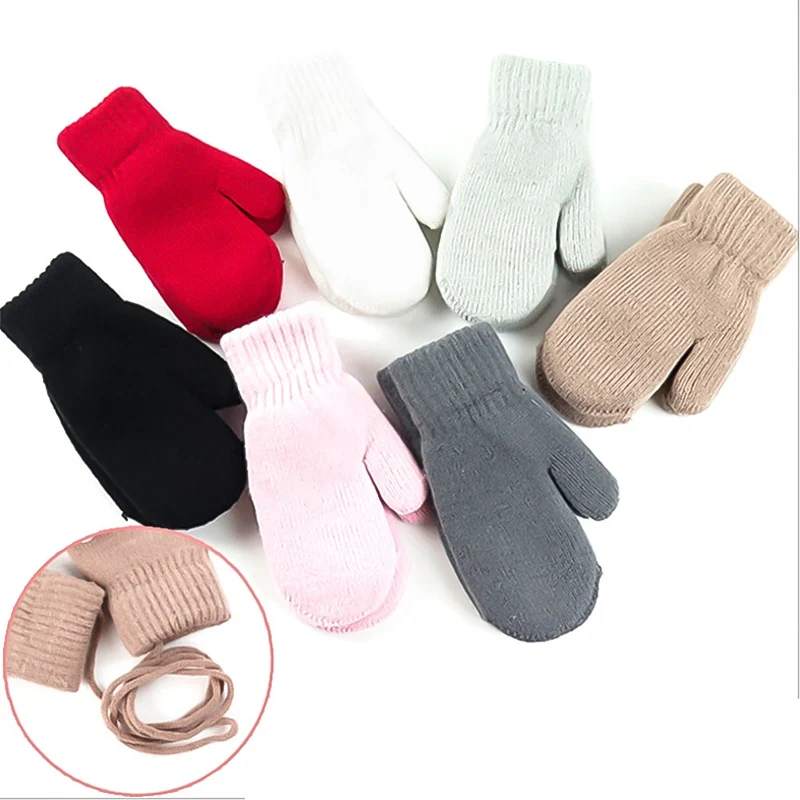 маленькие варежки. мальчик в рукавицах. брелок варежка крючком. маленькие варежки. маленькие варежки для куклы.