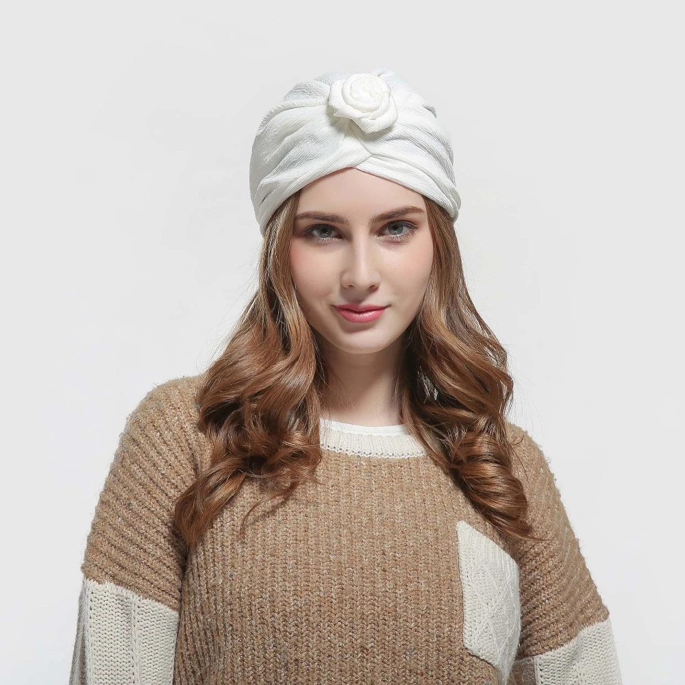 Envío ¡novedad de 2018! sombreros con turbante blancos y negros de tela Wrinke para mujer de moda de marca europea con flor hecha a mano|fashion hats|turban hatbrand hat -