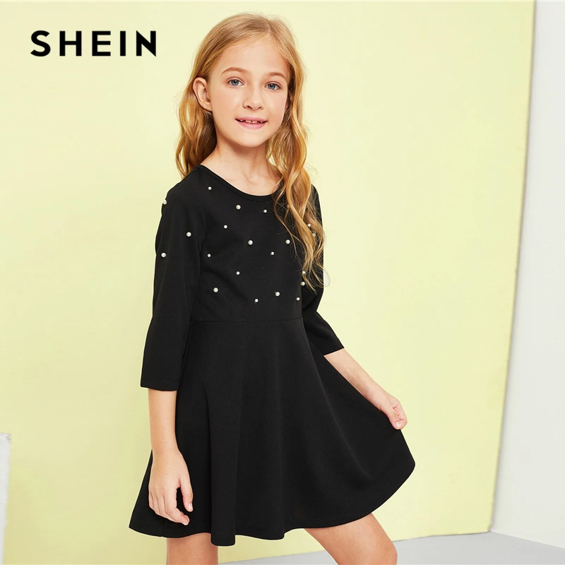 SHEIN Kiddie/черное однотонное Повседневное платье для девочек с жемчугом и бусинами; одежда для детей; коллекция года; сезон весна; модное ТРАПЕЦИЕВИДНОЕ милое короткое платье