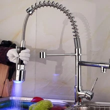 Современные Хромированной Латуни вытащить LED Весной Кухонный Кран с Двумя Изливы Палуба Гора Смеситель Кран torneira де cozinha