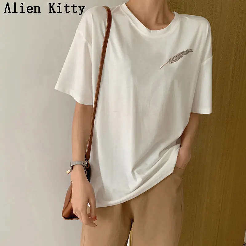 

Alien Kitty Embroidery Leather Short Sleeve O-Neck Fresh High Quality Simple Summer Casual Plus Loose Simple 3 Colors T-shirt