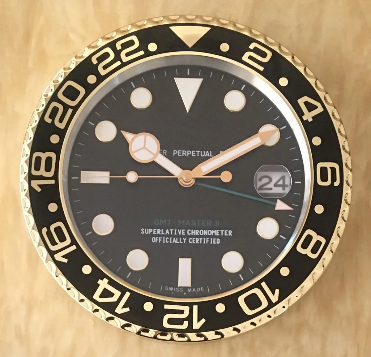 

Magnifier Retail Metal Watch Shape Wall Clock with Calender Clock on The Wall
