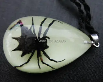 

FREE SHIPPING 20 PCS BLACK NATURAL SPINY SPIDER GLOW LUCITE NECKLACE PENDANT TAXIDERMY GIFT