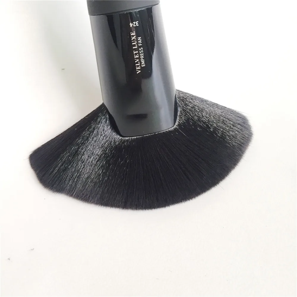 IT BRUSHES FOR ULTA Velvet Luxe Empress Fan Brush #324 _ 8