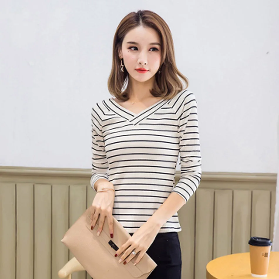 Women sweater Han van's black and white striped backing female long sleeved V collar shirt in a warm coat of wool |