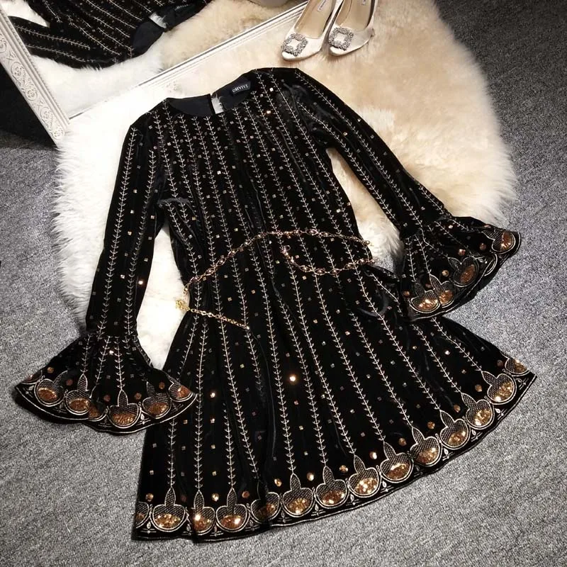 

New waist horn sleeve round collar black chic dress female fall winter of literary restoring ancient ways
