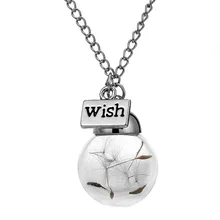 Elegantní skleněný přívěsek s pampeliškou uvnitř a nápisem WISH