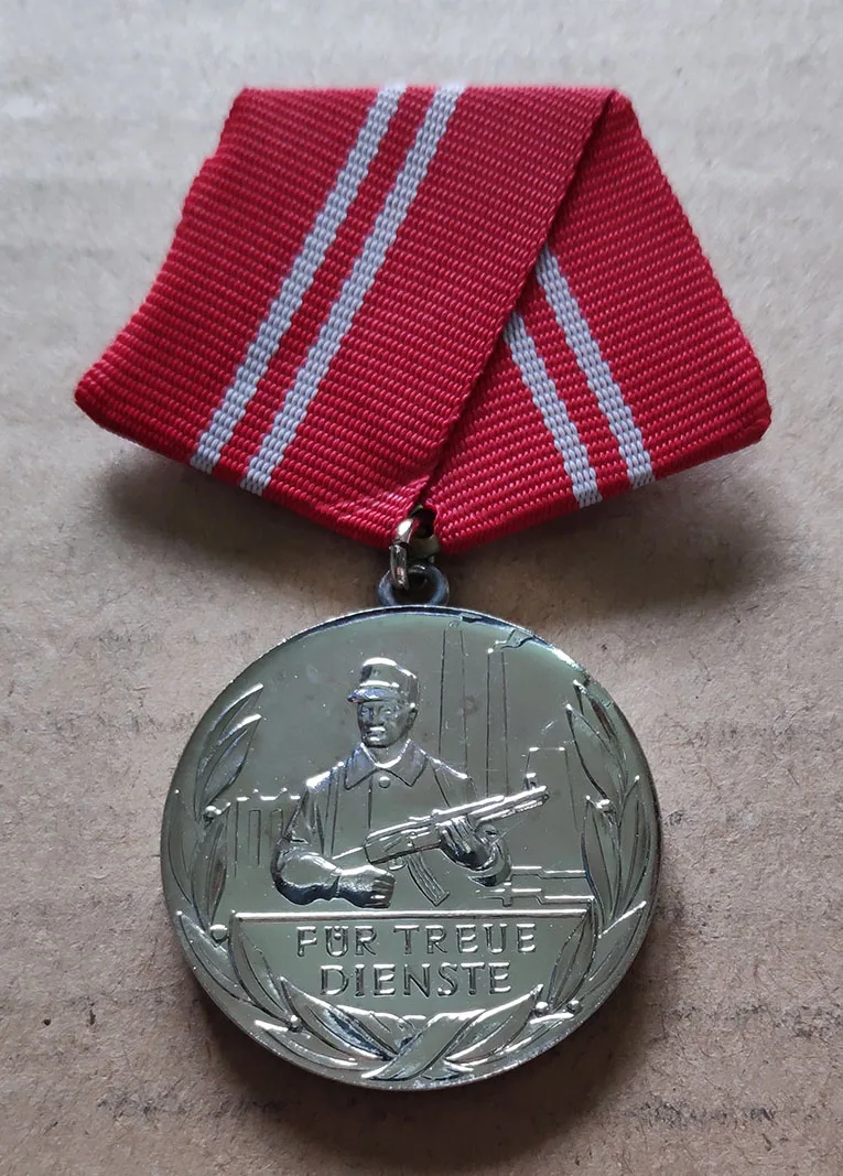 

DDR Loyal Service Medal Diameter: 32mm
