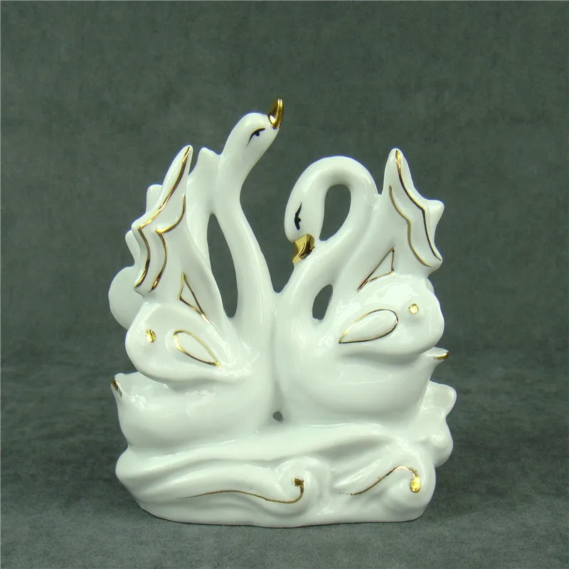 

Romantic Porcelain Swan Couple Figurine Ceramic Lovers Adornment Present Accessories for Valentine's Day and Home Decoration