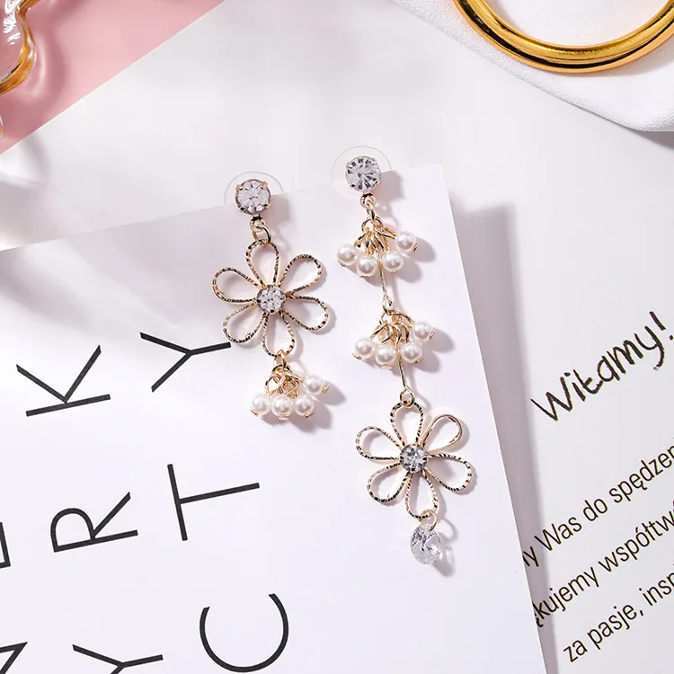 

2018 Hot Sale Korean Earrings For Women Flower Shaped Simulated Pearl Jewelry Rhinestone Pendientes Asymmetry Dangle Brincos