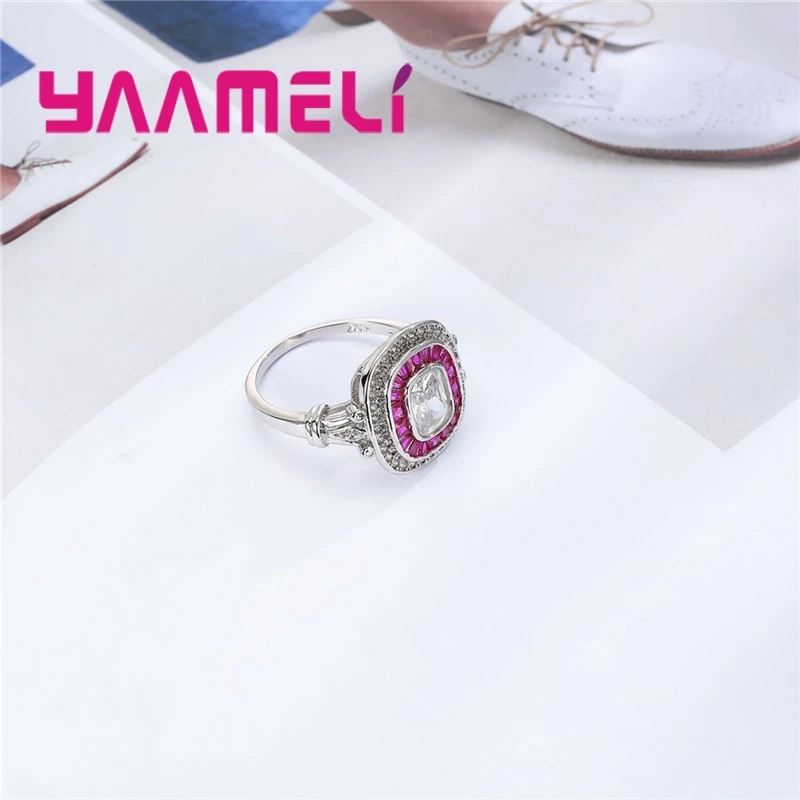 Женское кольцо из серебра 925 пробы с крупными квадратными красными