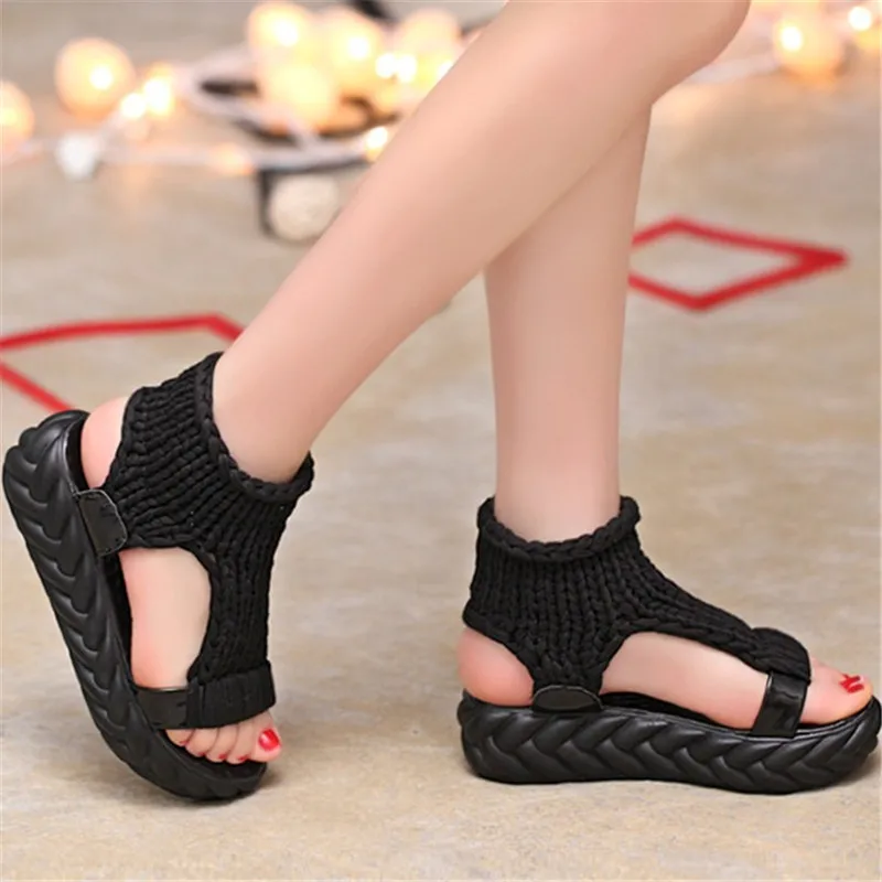 مصمم صنادل أرضية النساء صنادل طراز جلاديتور الصيف حذاء مسطح الكعب سميك السيدات الأبيض Sandalias عارضة Zapatos موهير