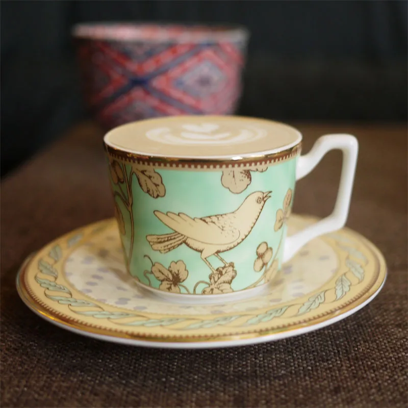Британский фарфор чайная чашка с блюдцем птица цветок украшение кухня обеденный стол ресторан кофейная чашка набор уникальный подарок для нее - Цвет: Зеленый