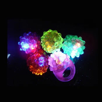 

500pcs Multi Color Silicone Strawberry Led Light Up Growing Ring Elastic Soft Finger Rings Party Ball Kid Children Toys ZA1179