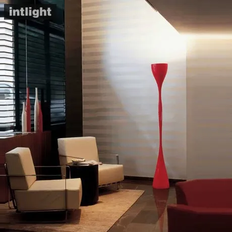 Salon lampadaire rouge étage attique yoga chambre tv mur allée ...