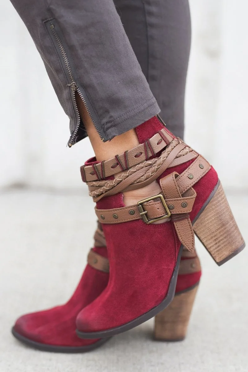 Модные женские ботинки; зимняя женская обувь на высоком каблуке; повседневная обувь с заклепками и пряжкой; ботильоны из искусственной кожи; женская обувь - Цвет: Красный