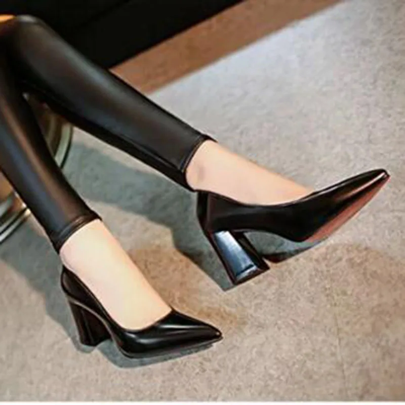 Женские тонкие туфли из лакированной кожи с металлическим украшением и острым закрытым носком; дышащие удобные летние туфли на высоком квадратном каблуке - Цвет: black