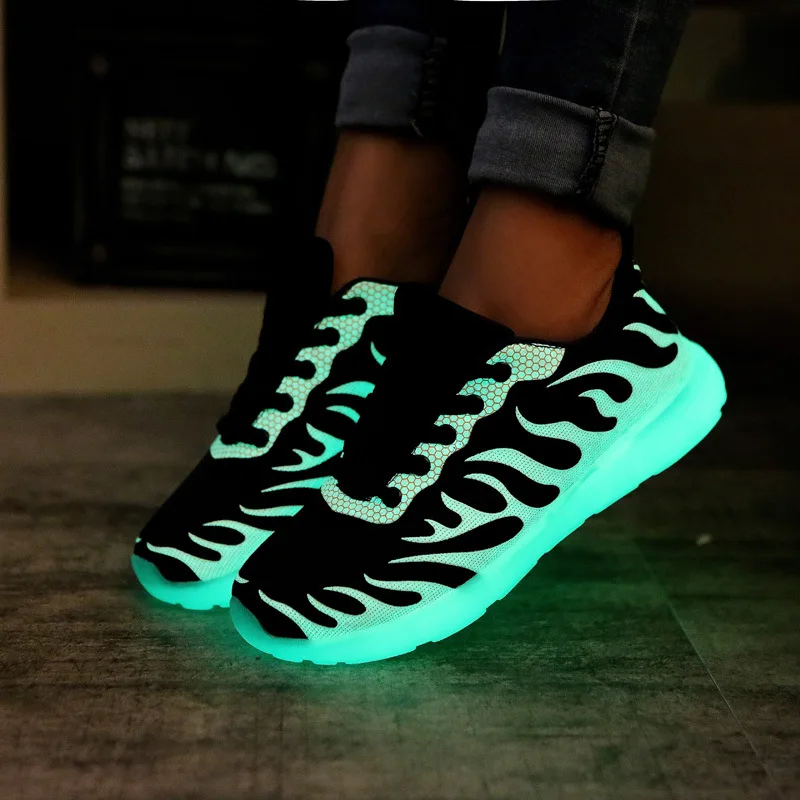 

2019 new spring men's canvas shoes low to help with couples fluorescent shoes Korean casual sports shoes men's shoes