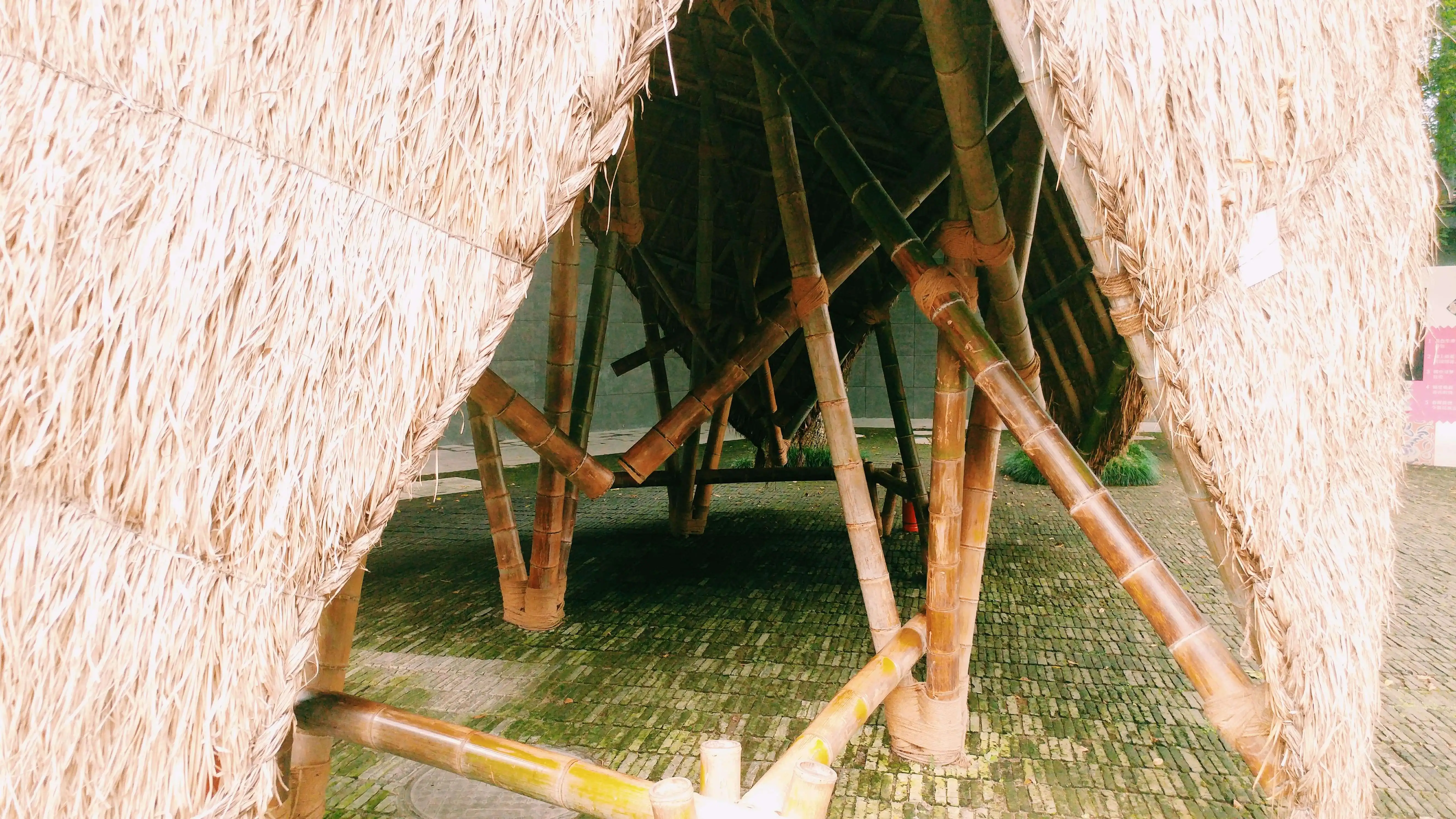 竹制的避雨场所