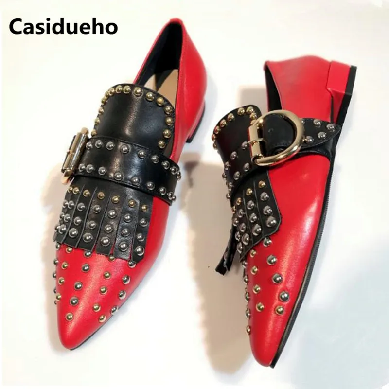 Casidueho Шипованная Мокасины бахромой обувь с пряжкой женские острым носом для