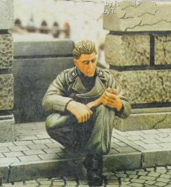 

1/35 Resin Figures WWII German Soldier in Resting Model Kits