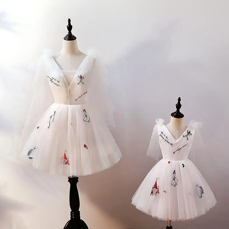 

Mother Daughter Dresses 2019 Mommy Girl Matching Twinning White Wedding Party Dress Family Look Outfits Girl Mom Clothing JN908